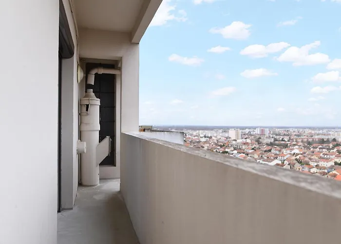 Lumineux Sur Les Toits - Metro A Proximite *